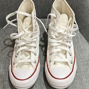 Converse (worn once) Chuck Taylor cream canvas high tops size 5/7